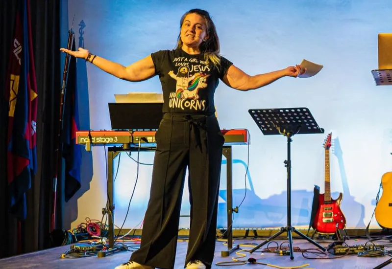 Christin als Rednerin auf großer Bühne bei Event