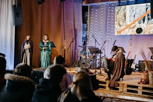 Christin mit Gruppe bei Jugendevent