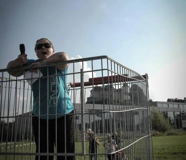 Christin beim Gestalten einer Trauerfeier
