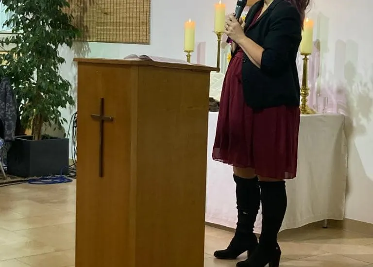 Christin als Rednerin bei einer Trauerfeier – einfühlsame Nähe
