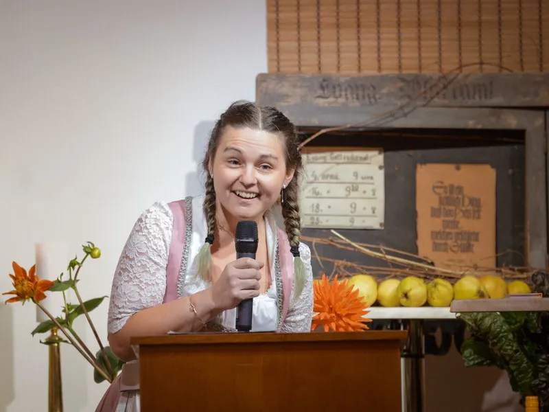 Christin als Traurednerin bei einer freien Trauung