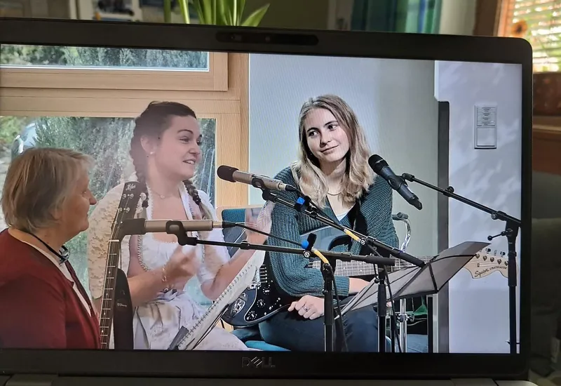 Christin als Sängerin mit musikalischer Begleitung für Zeremonien