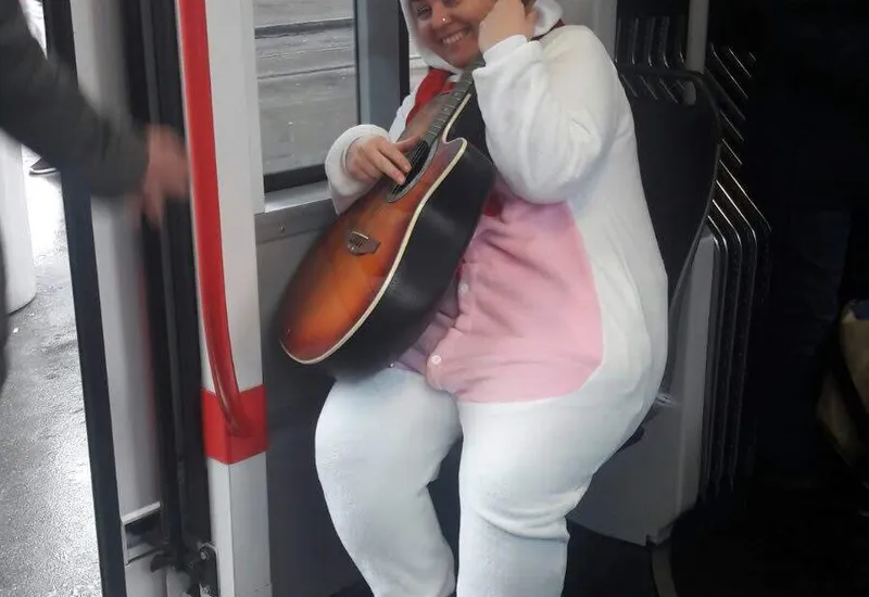 Einhorn Kostüm mit Musik für magische Kindersegnung