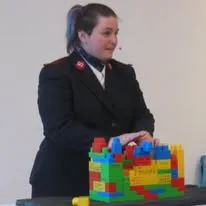 Kinderbetreuung beim Spielen für Willkommensfeier